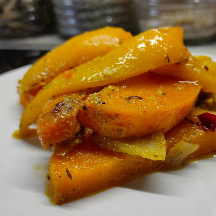 Тыква, запеченная со сладким перцем и луком