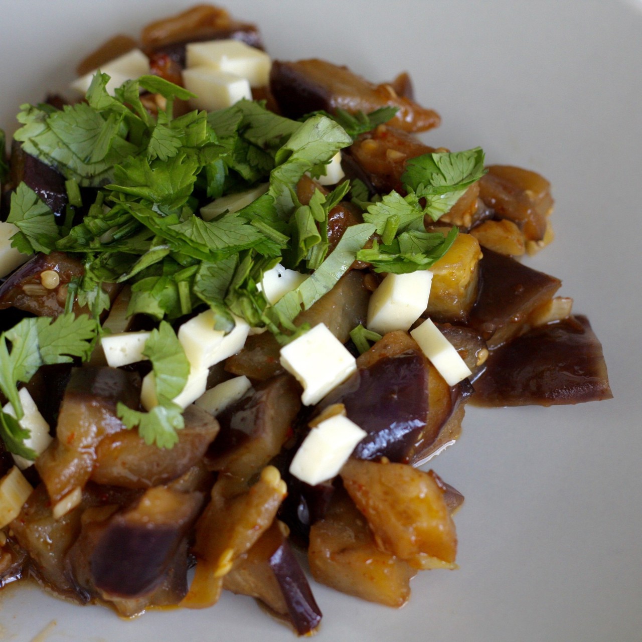 Тёплый салат с баклажанами, миндалем и козьим сыром