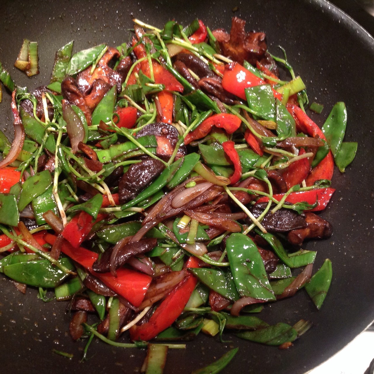 Удон с овощами, жаренными в соусе мисо