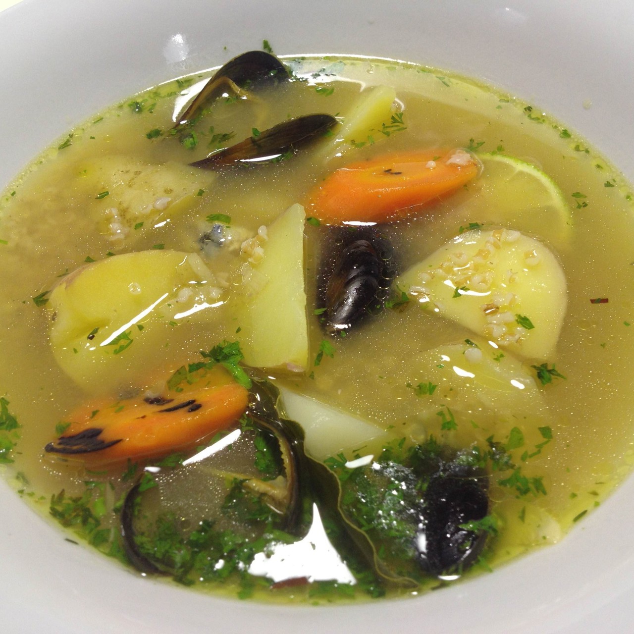 Уха из судака с беломорскими мидиями