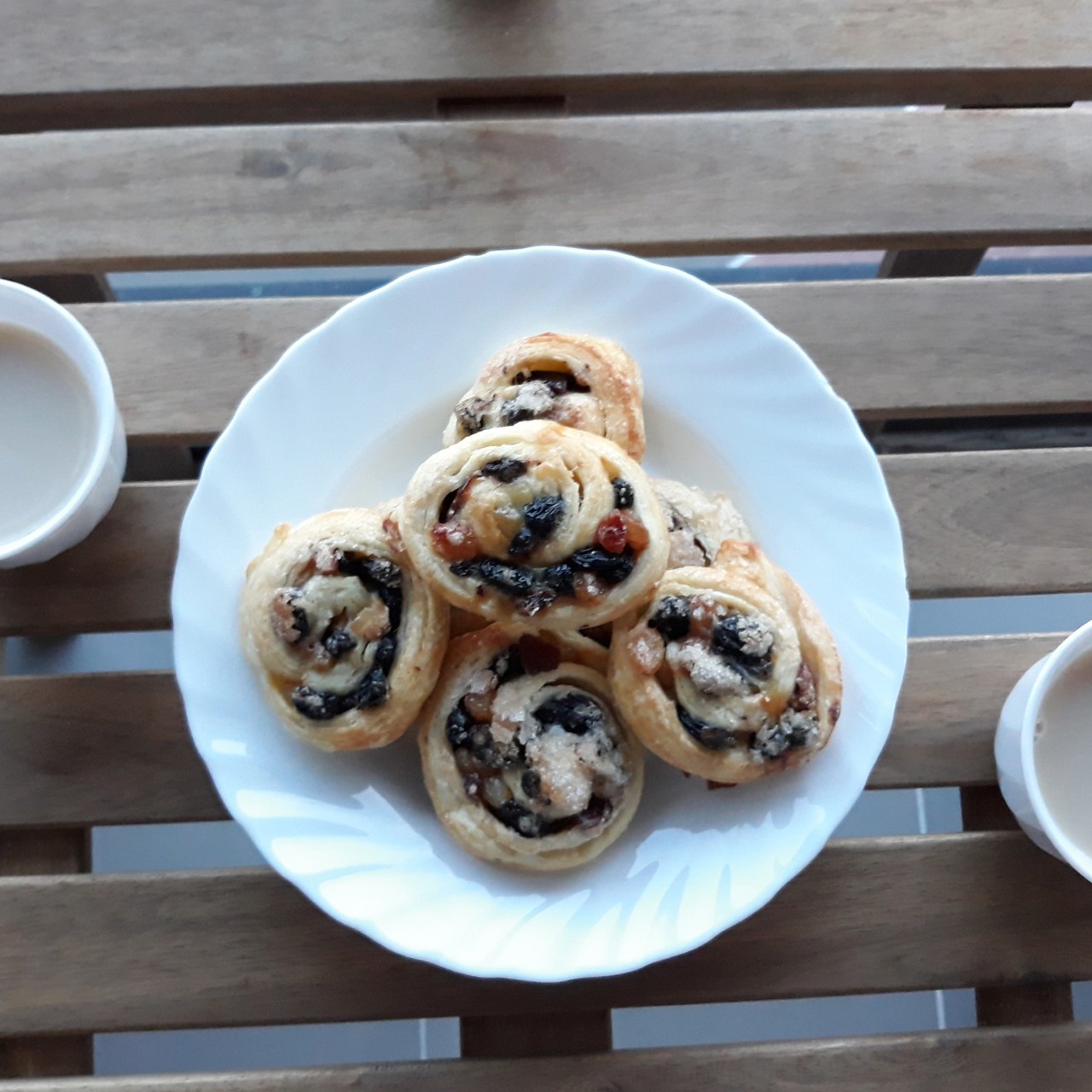 Улитки из слоеного теста с изюмом