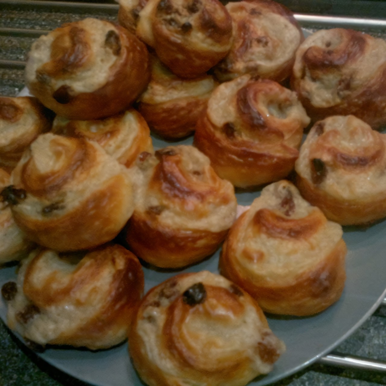 Улитки с изюмом и кремом