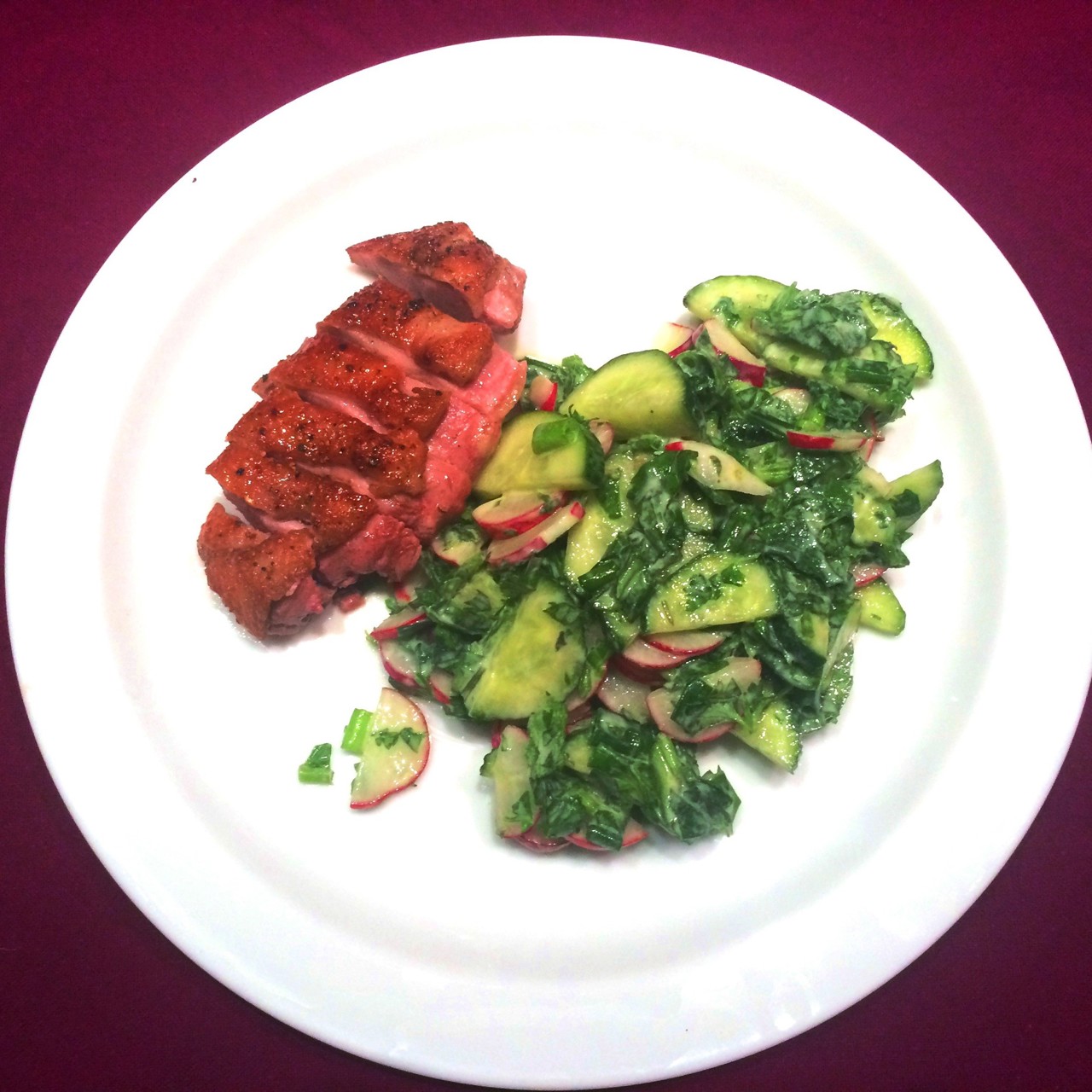 Утиная грудка с салатом из редиса и огурцов