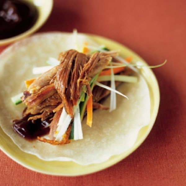 Утиная грудка в блинчике с соусом и овощами «по-пекински»