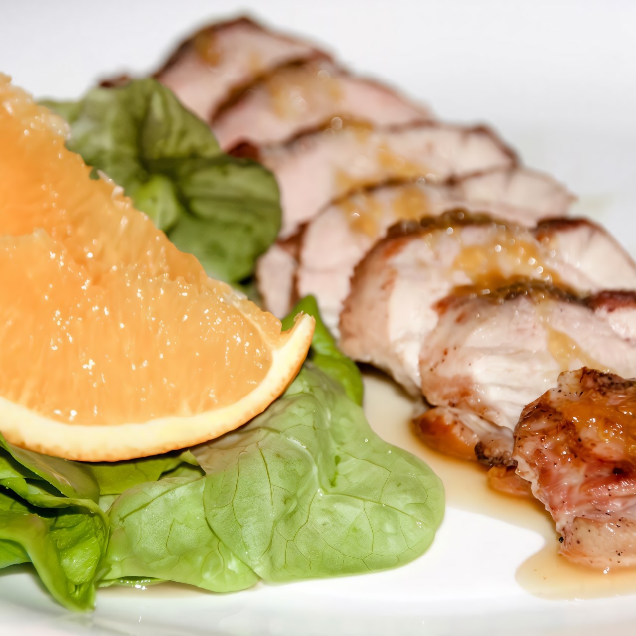 Утиная грудка в цитрусовом соусе со спаржей