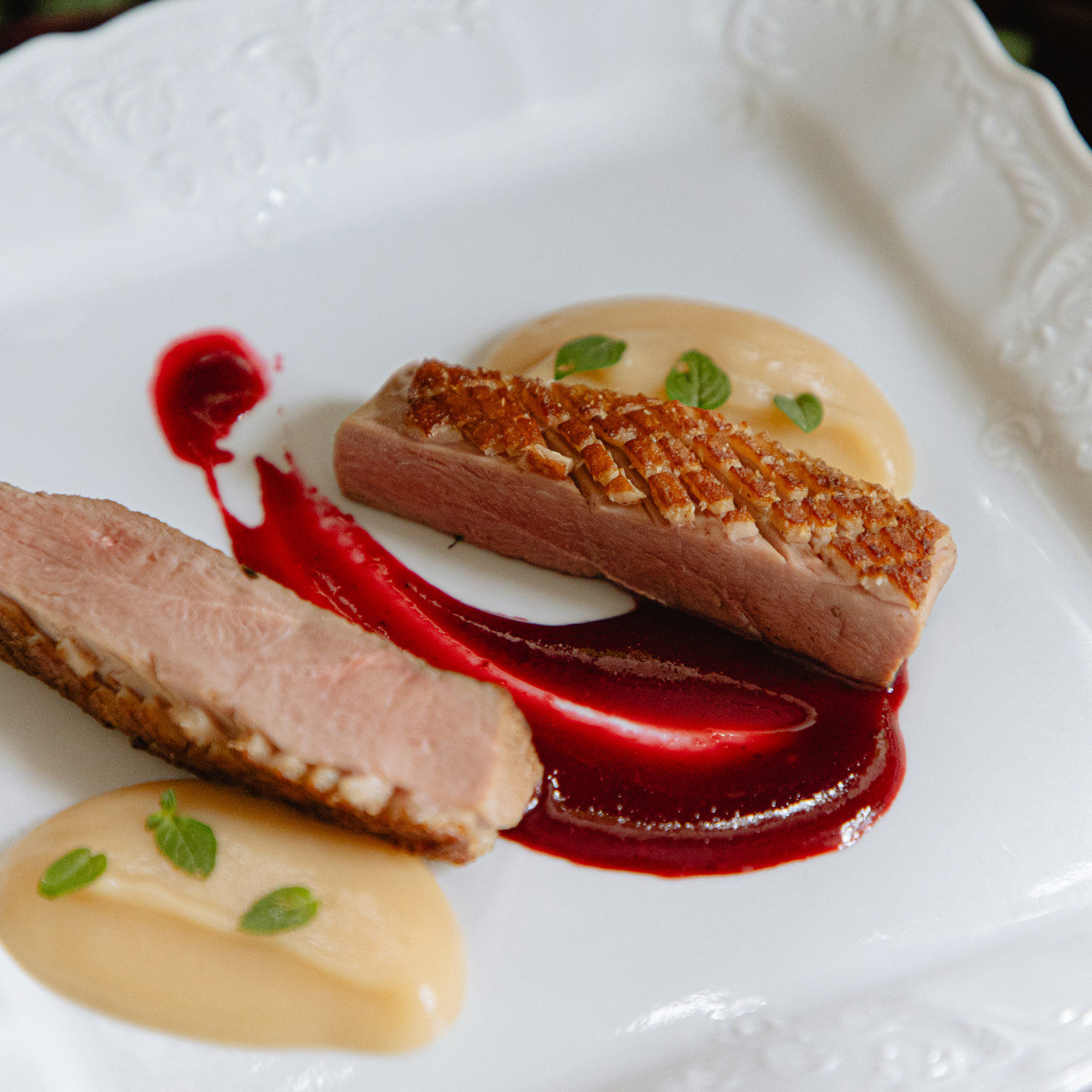 Утиная грудка с яблочным кремом и вишневым кулисом