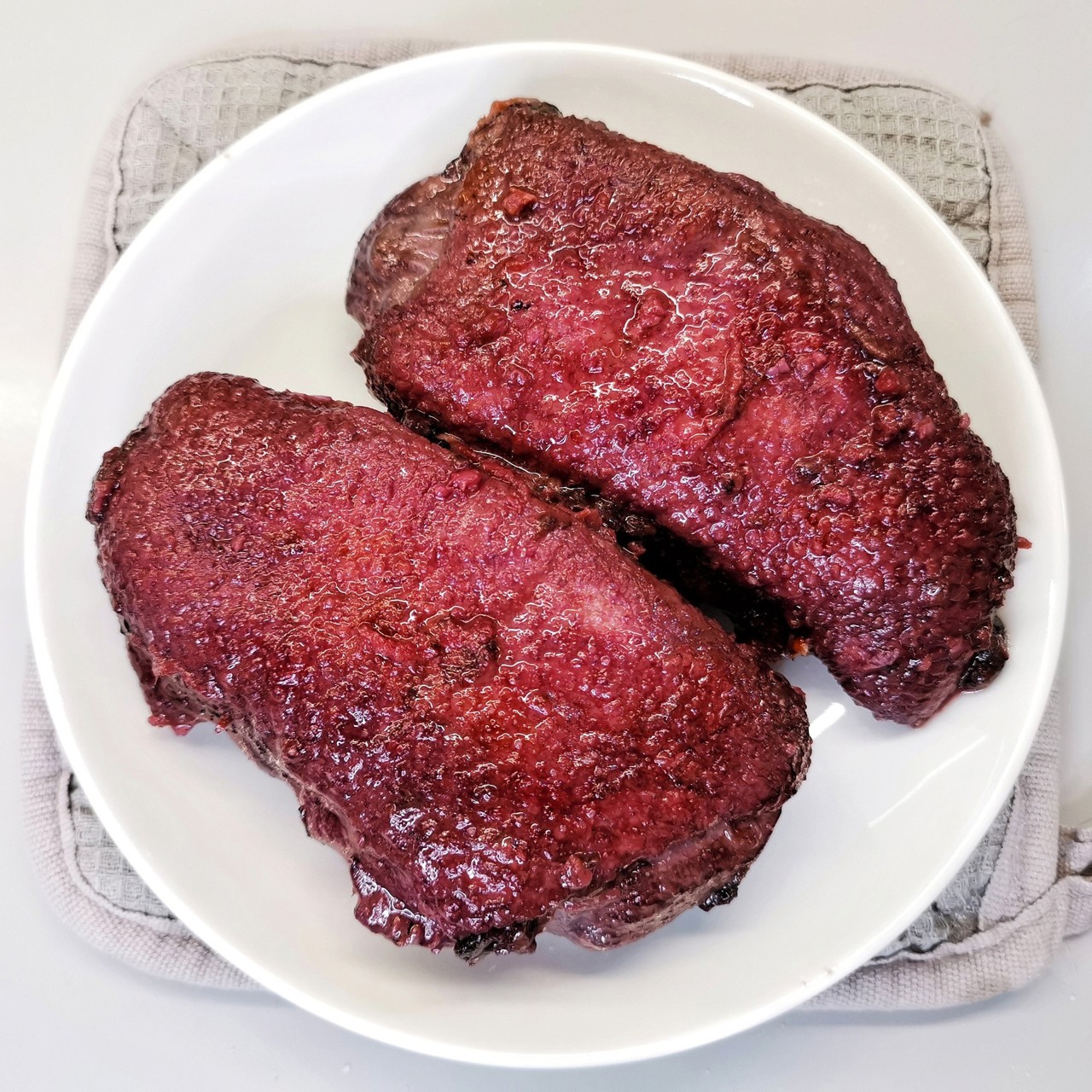 Утиная грудка, запеченная в ягодном соусе