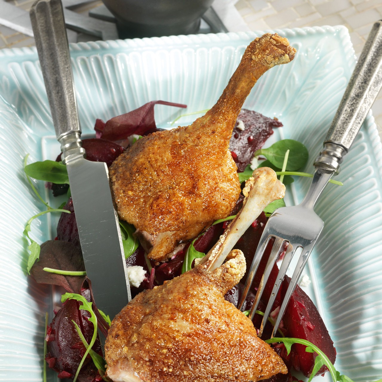 Утиные окорочка с печеной свеклой и козьим сыром