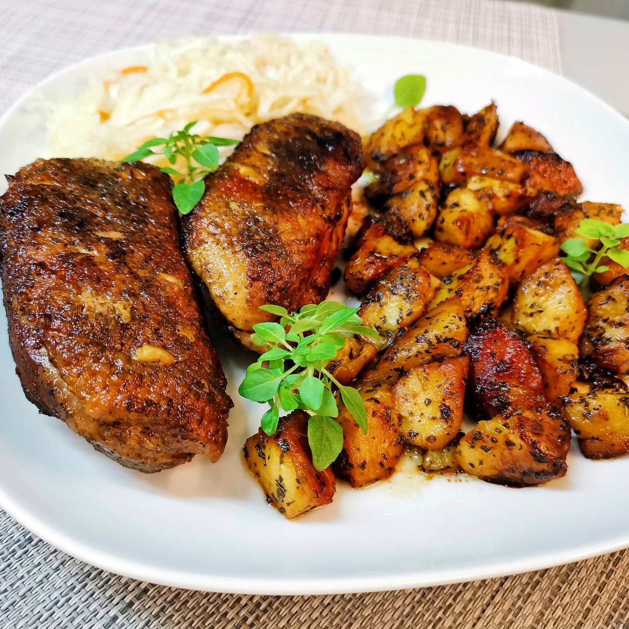 Утиное филе с жареными яблоками