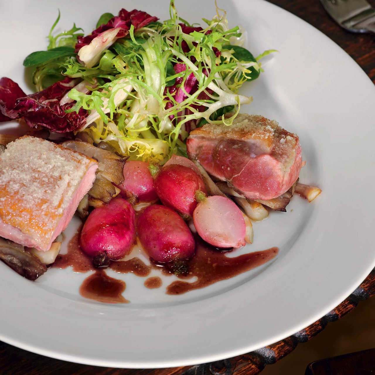 Утиное филе в миндале с жареными вешенками и томленой редиской