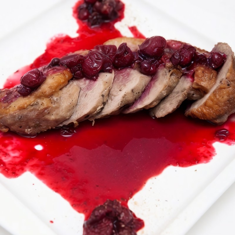 Утиное мегре с ягодным соусом
