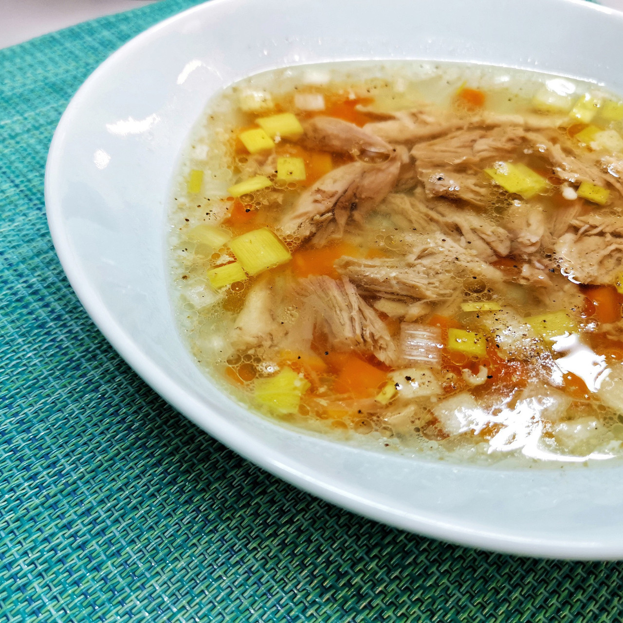 Утиный суп с луком и морковью