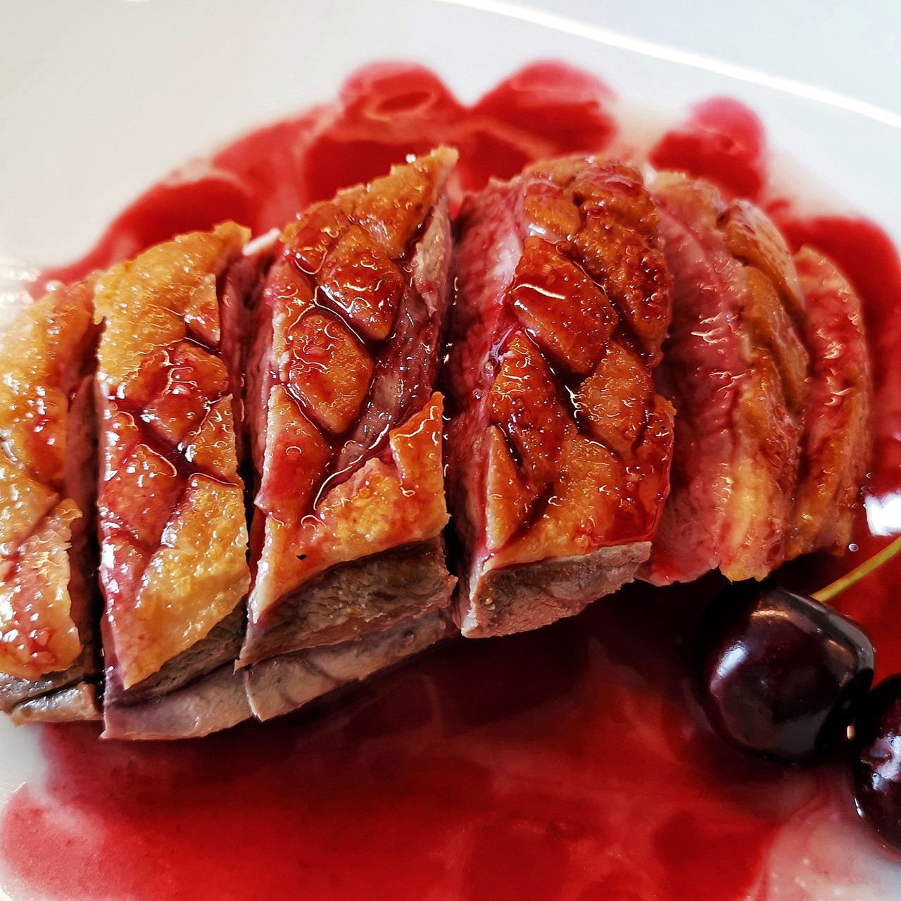 Утка конфи с соусом из черешни