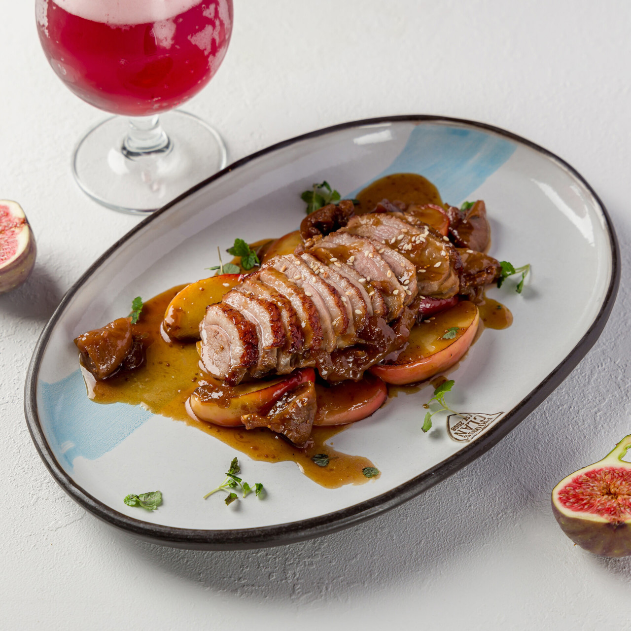 Утка с инжиром и томлеными яблоками