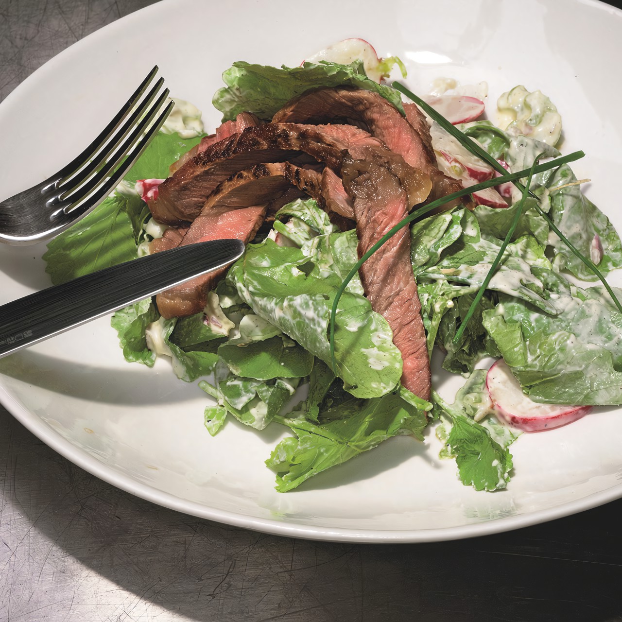 Утка с редисом и соусом  из йогурта