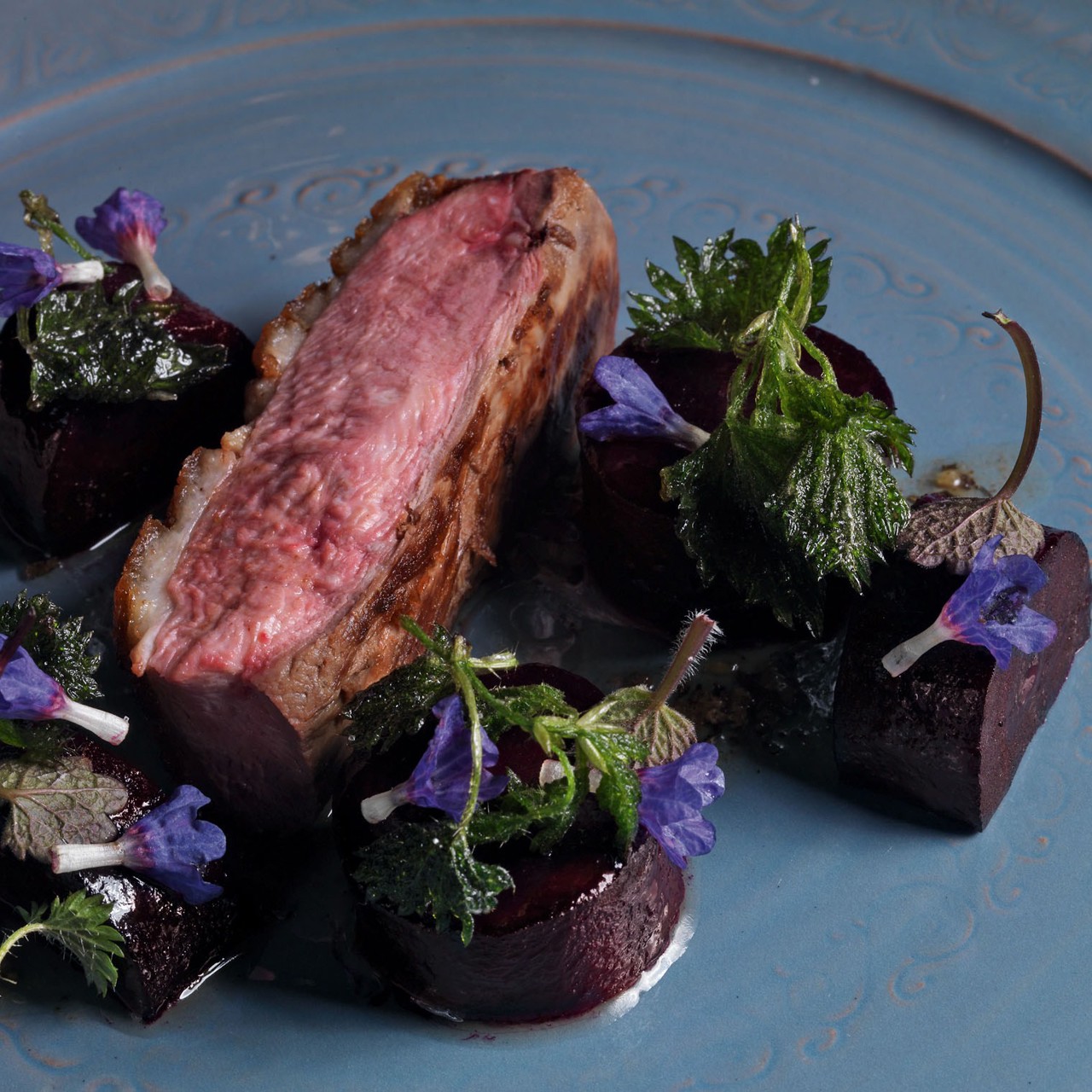 Утка со свеклой и крапивой