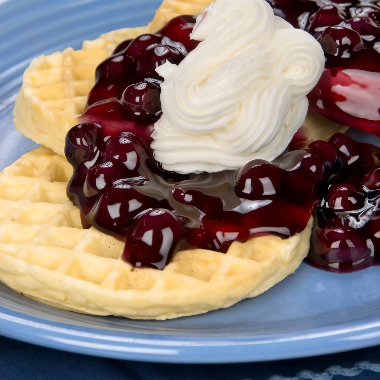 Вафли из пахты с миндально-вишневым соусом и взбитыми сливками