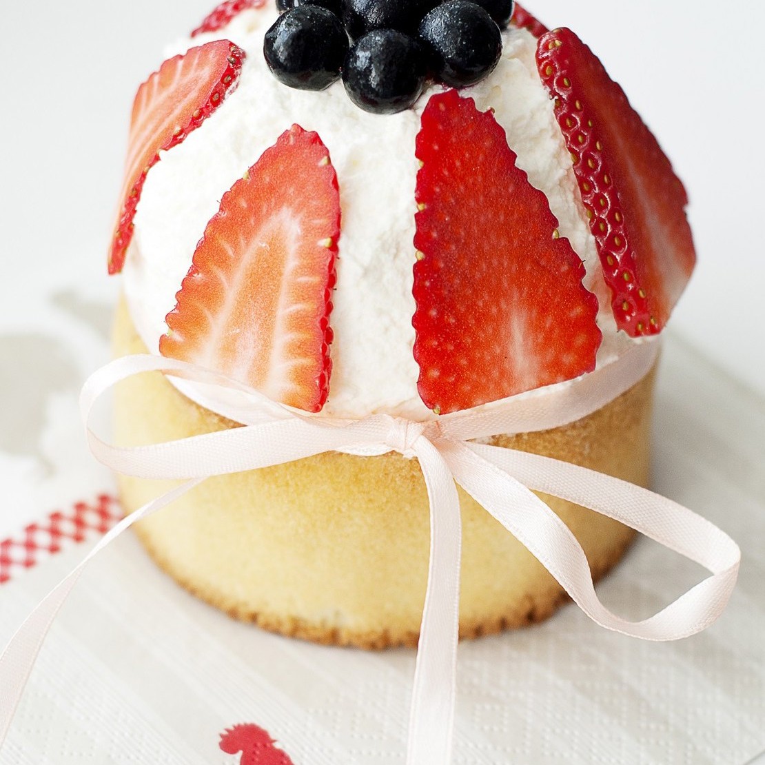 Ванильный пасхальный кулич с ягодами