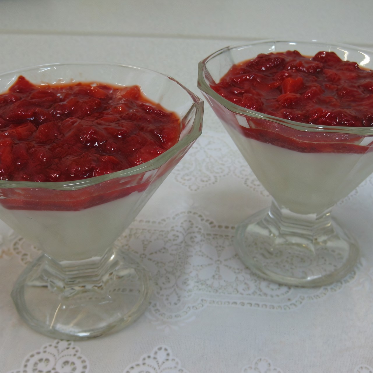 Ванильный пудинг с джемом из клубники