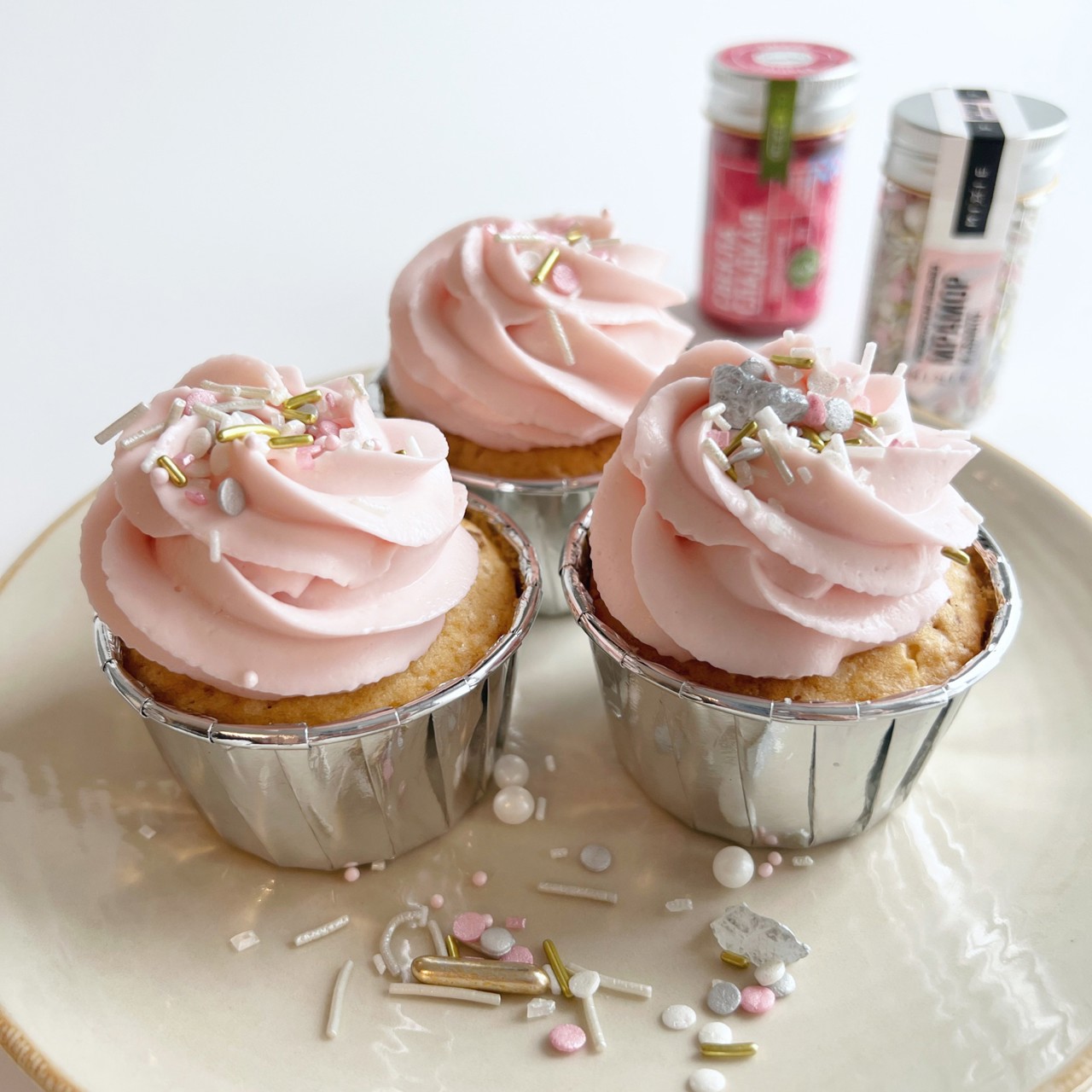 Ванильные капкейки с малиновой начинкой