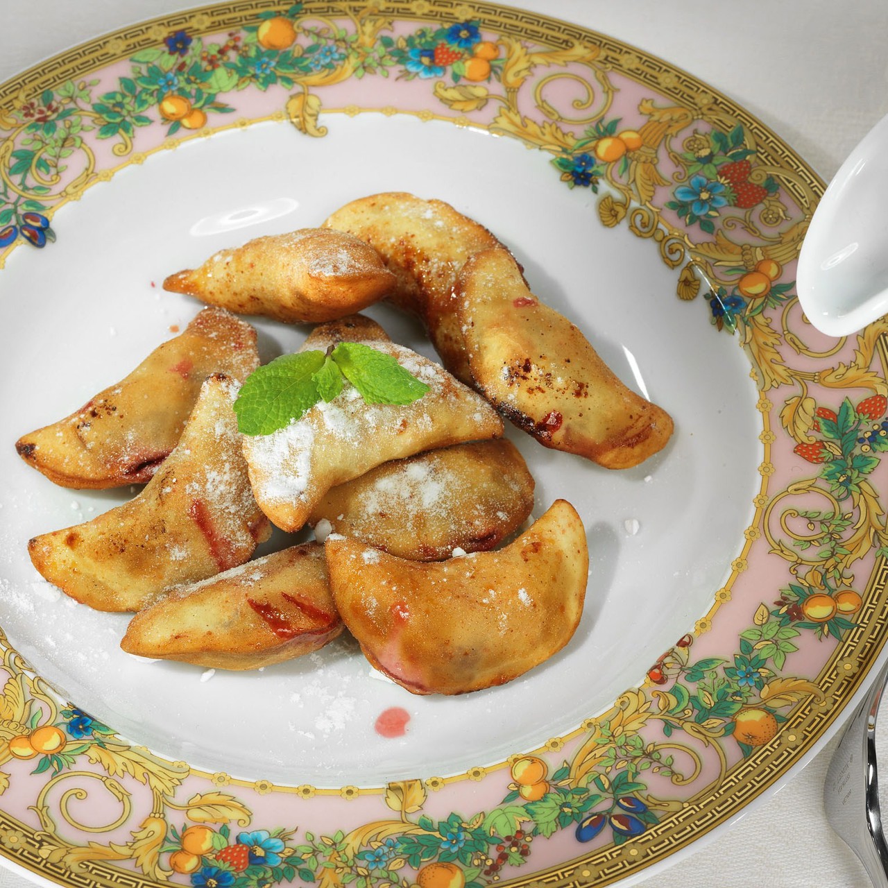 Вареники с вишней во фритюре