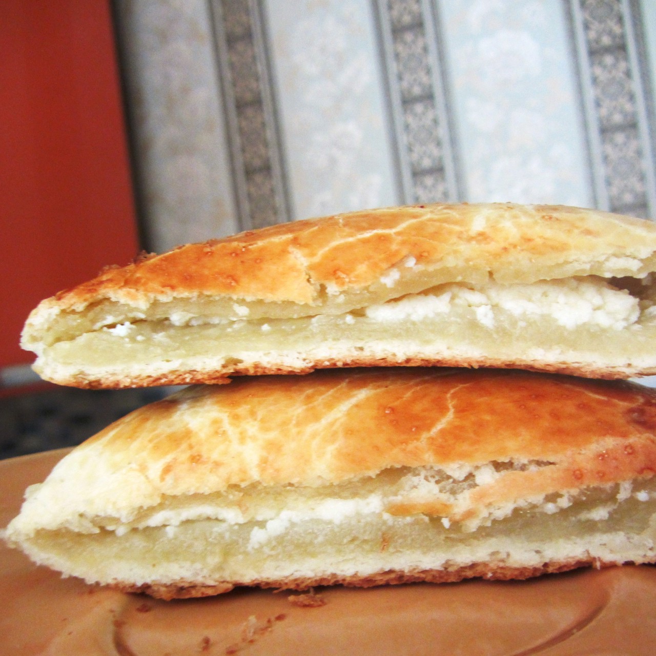 Ватрушка из слоеного теста с творогом