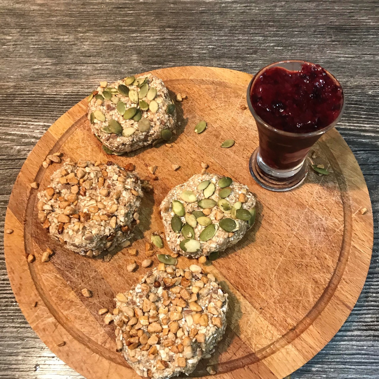 Вегетарианские лепешки из овсяной муки, банана и орехов