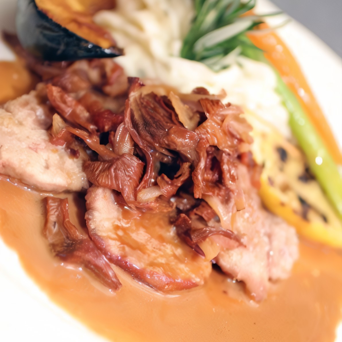 Ветчина с лисичками и сливочно-горчичным соусом