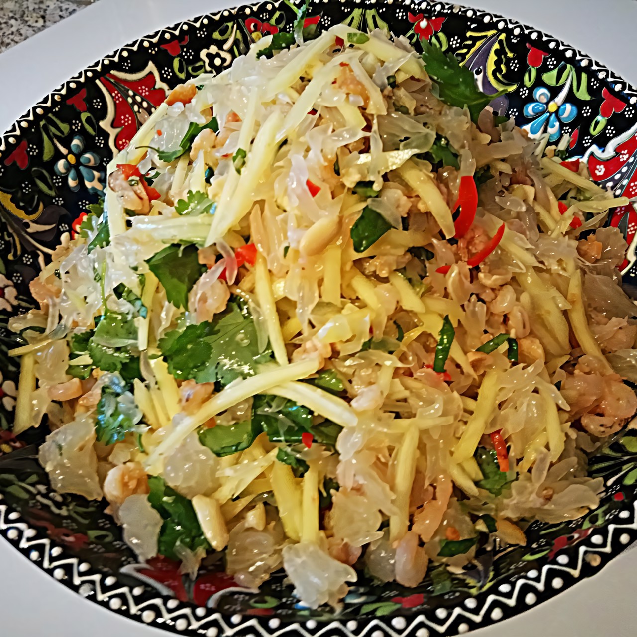 Вьетнамский салат с зеленым манго, креветками и помело