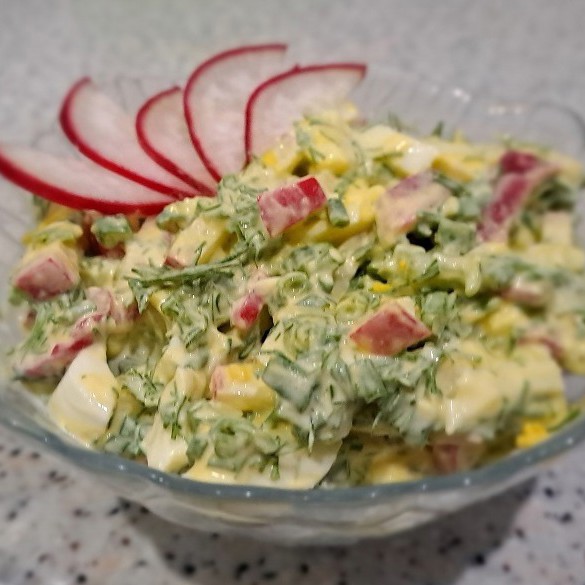 Витаминный салат с редисом и сметаной