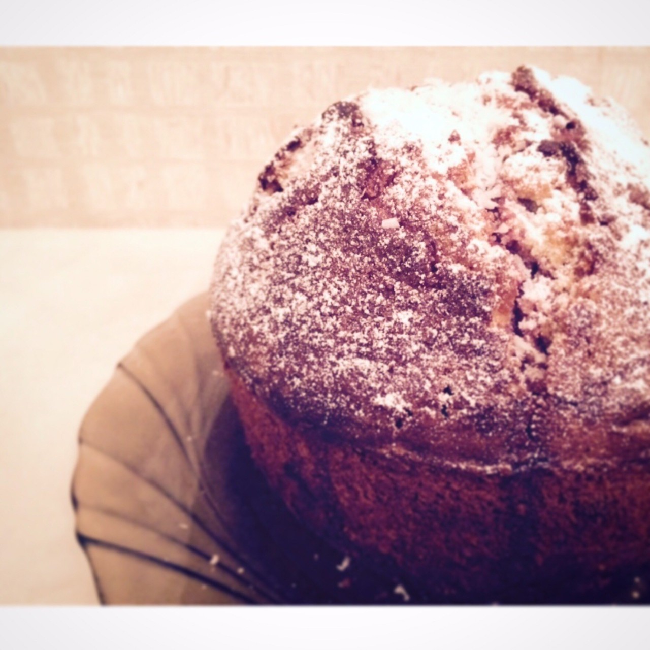 Влажный кекс с вишней