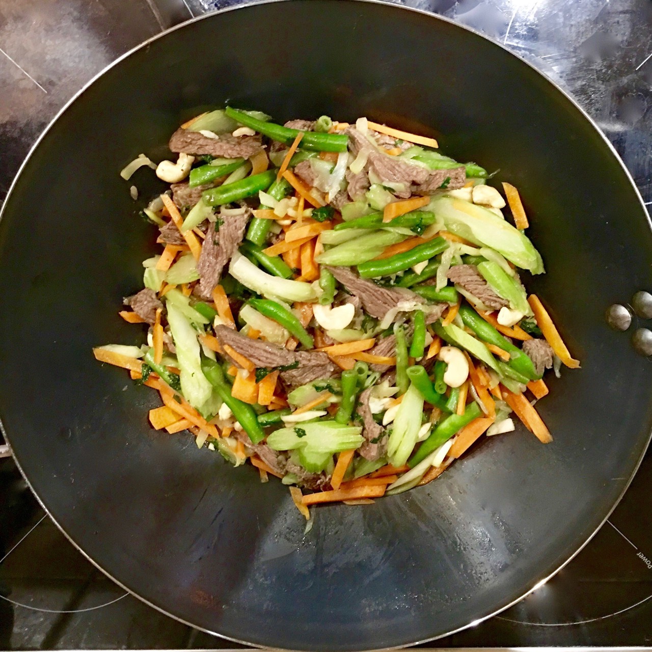 Вок с говядиной и стручковой фасолью
