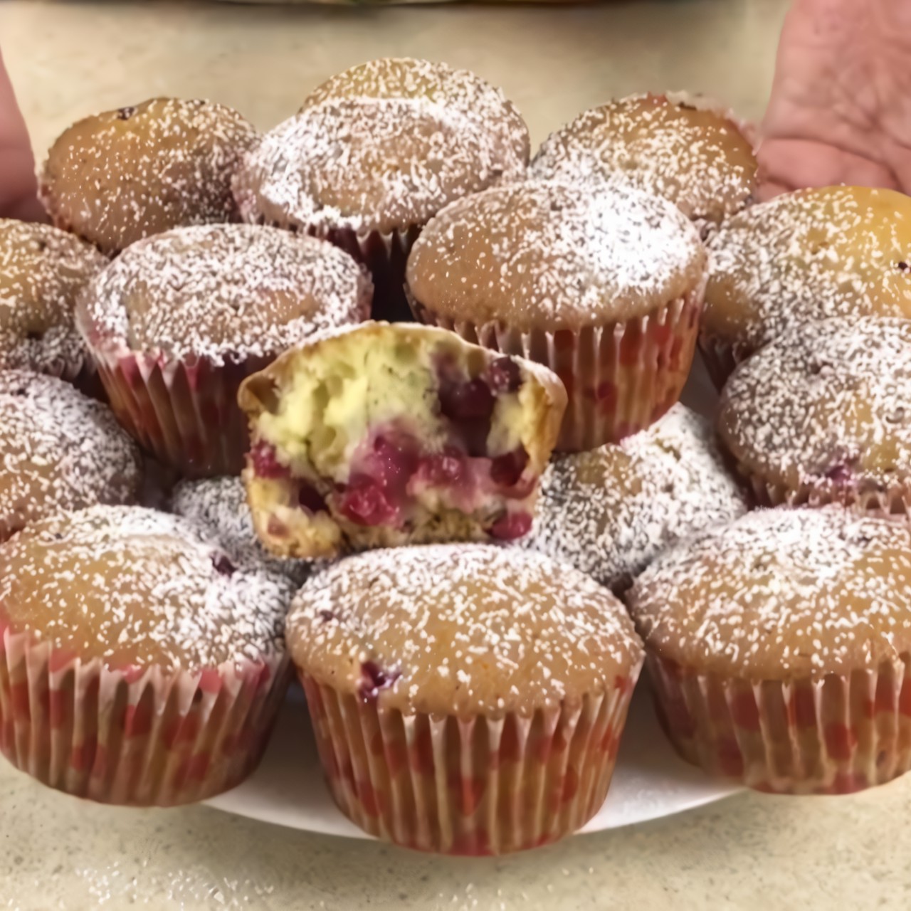 Воздушные кексы со смородиной