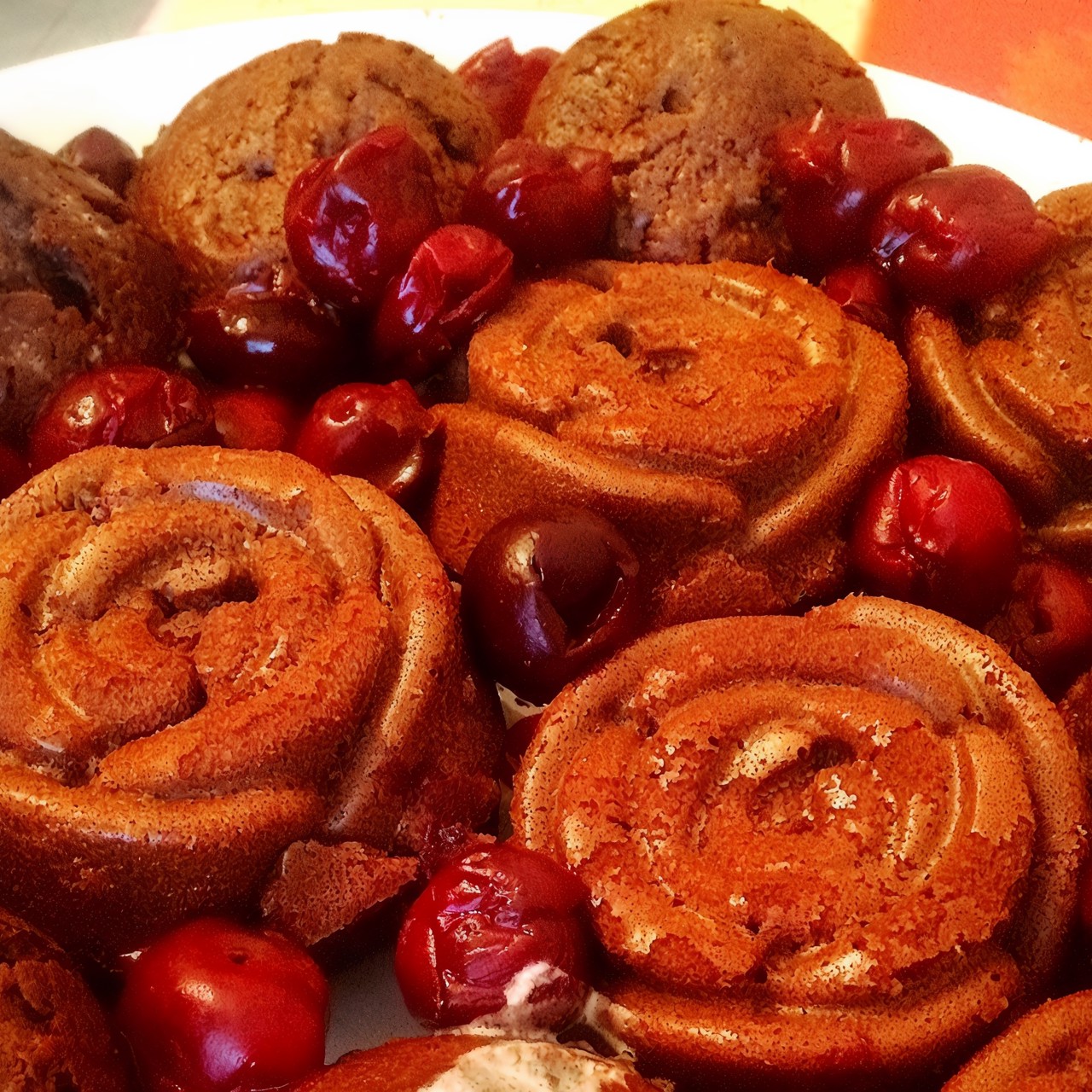 Воздушные шоколадные маффины с вишней