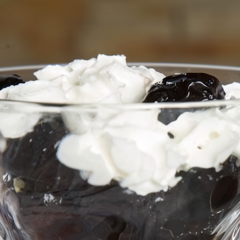 Взбитые сливки с черносливом