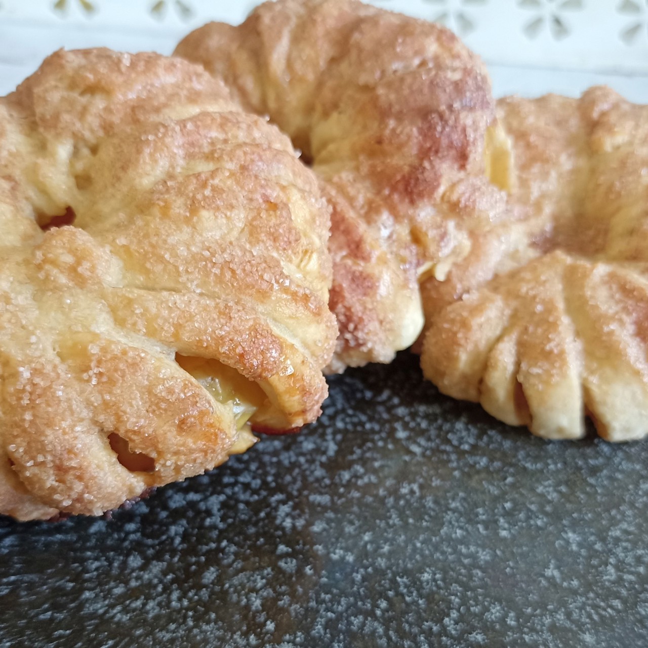 Яблочные колечки в слоеном тесте как в пинтерест