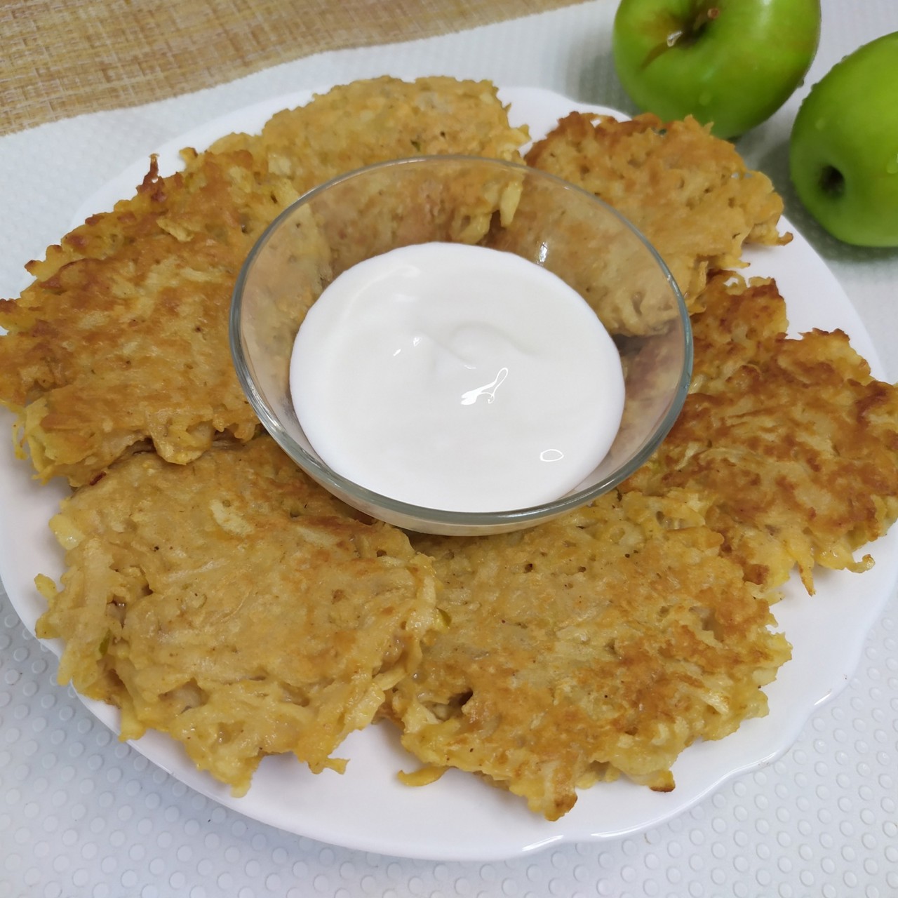 Яблочные оладьи