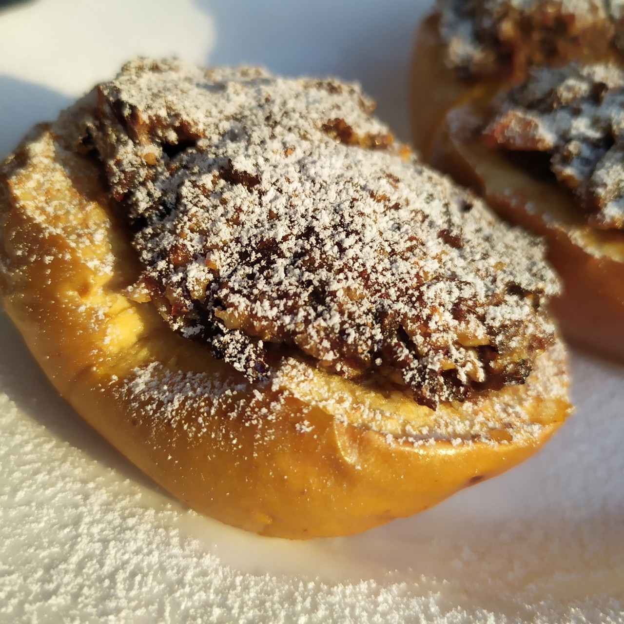 Яблоки, запеченные с черносливом и грецкими орехами