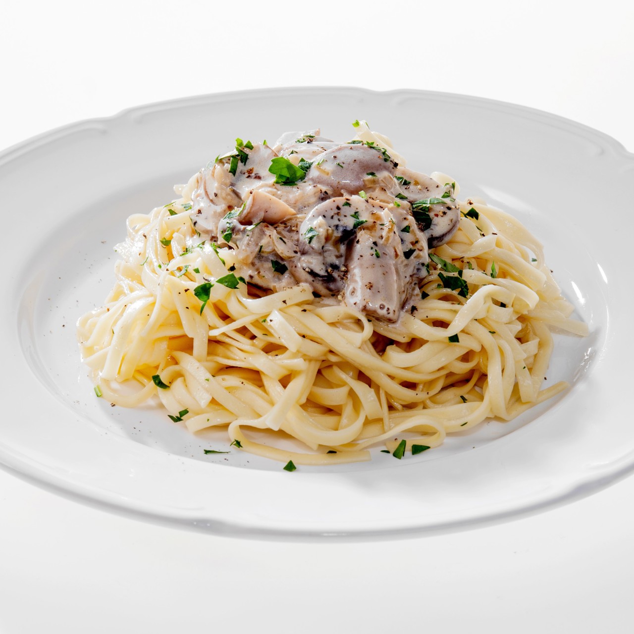 Яичная лапша с грибами в сливочном соусе