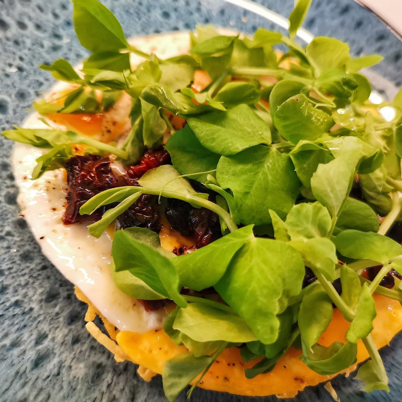 Яичница на сырной основе