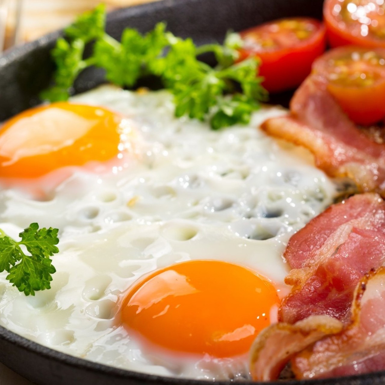 Яичница с беконом и помидорами