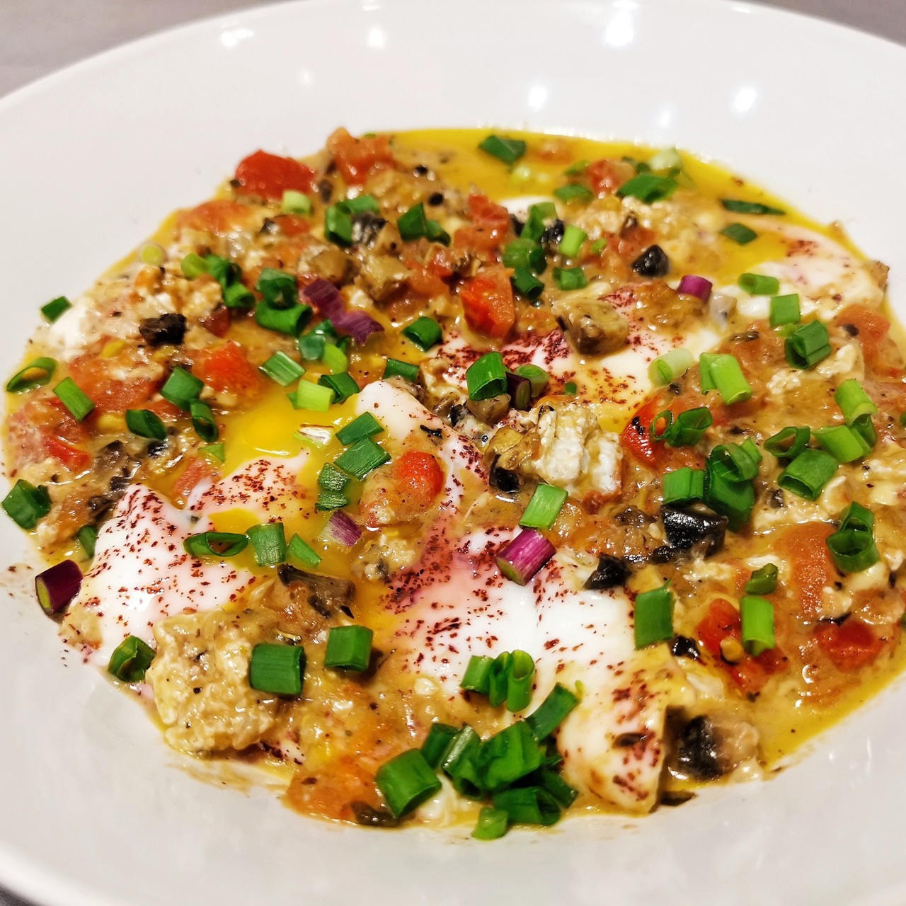 Яичница с брынзой и грибами