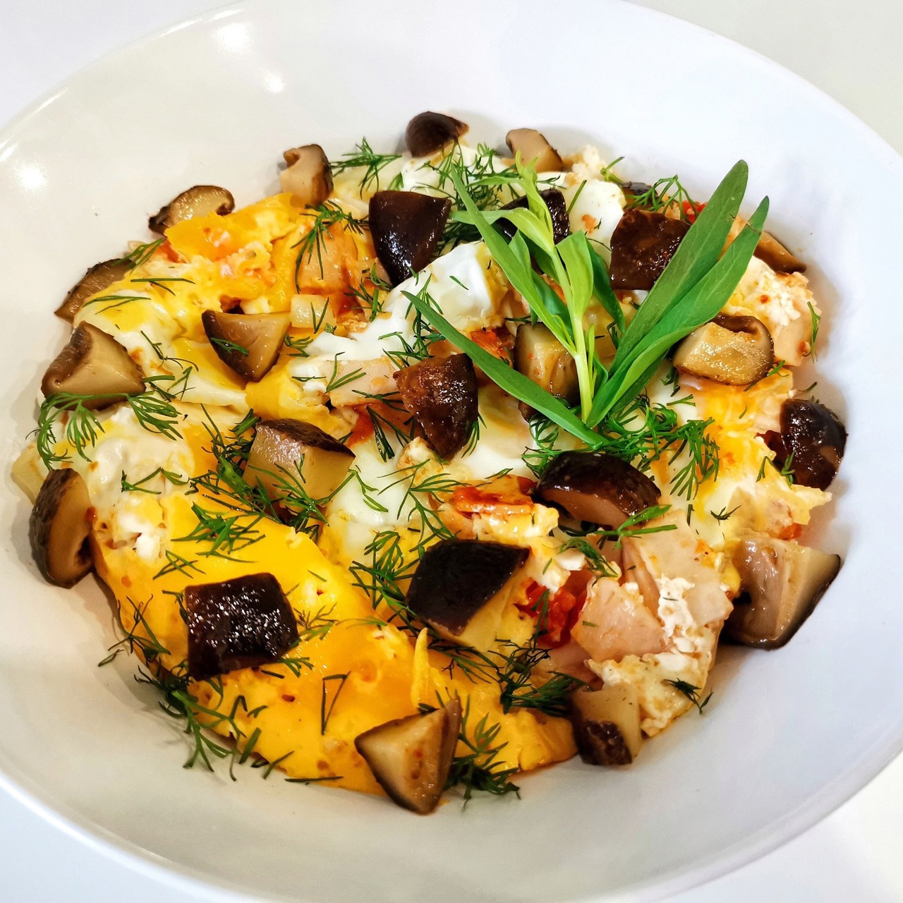 Яичница с маринованными грибами