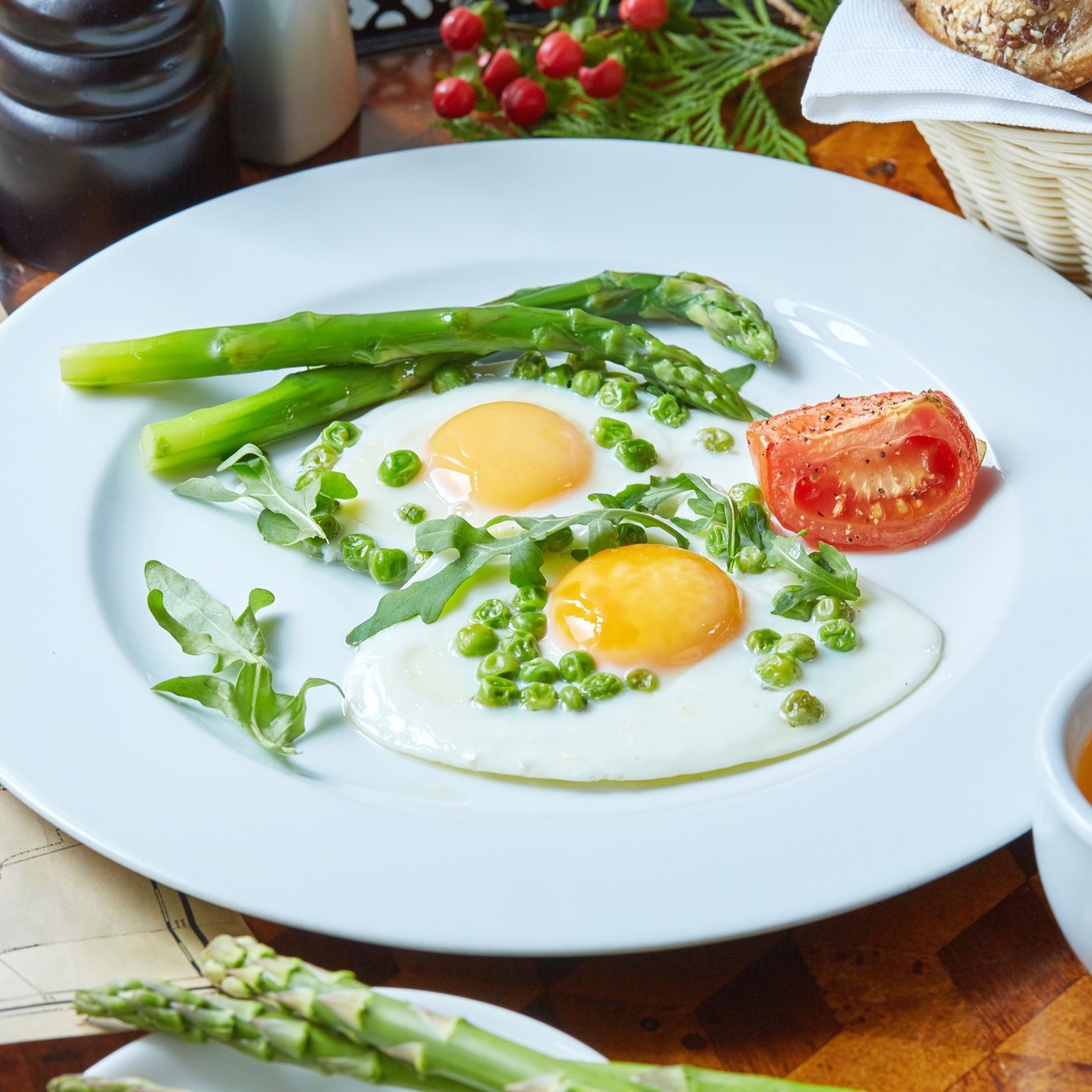 Яичница с молодым горошком и спаржей