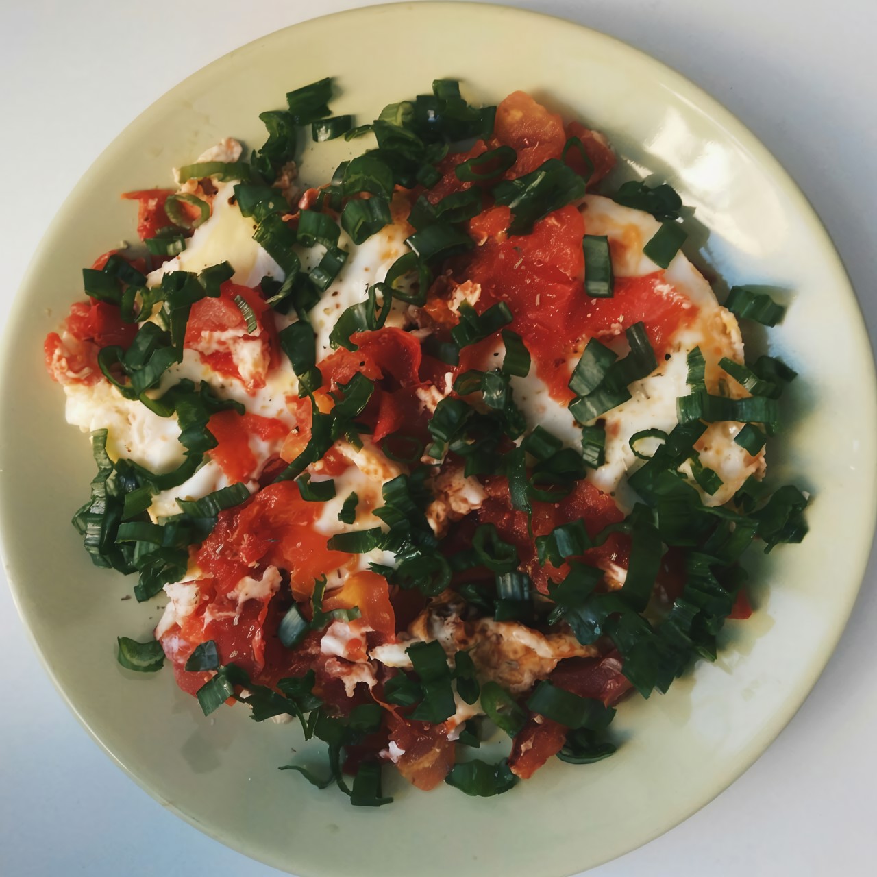 Яичница с помидорами на сливочном масле