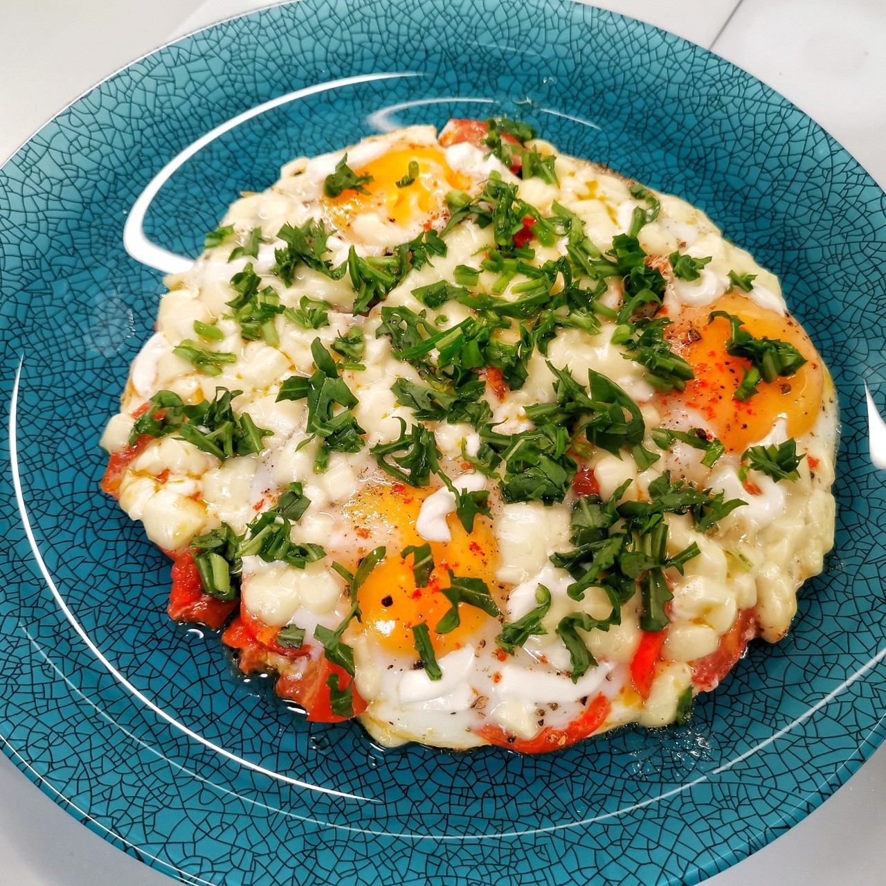 Яичница с сыром сулугуни