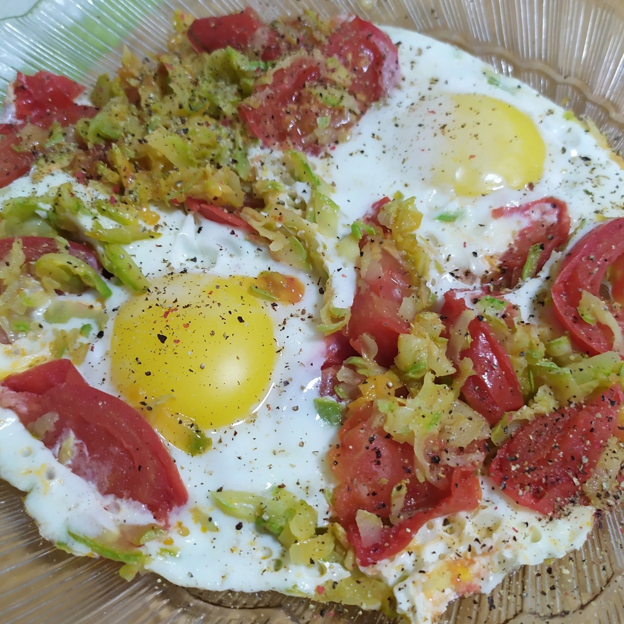 Яичница с кабачками и помидором