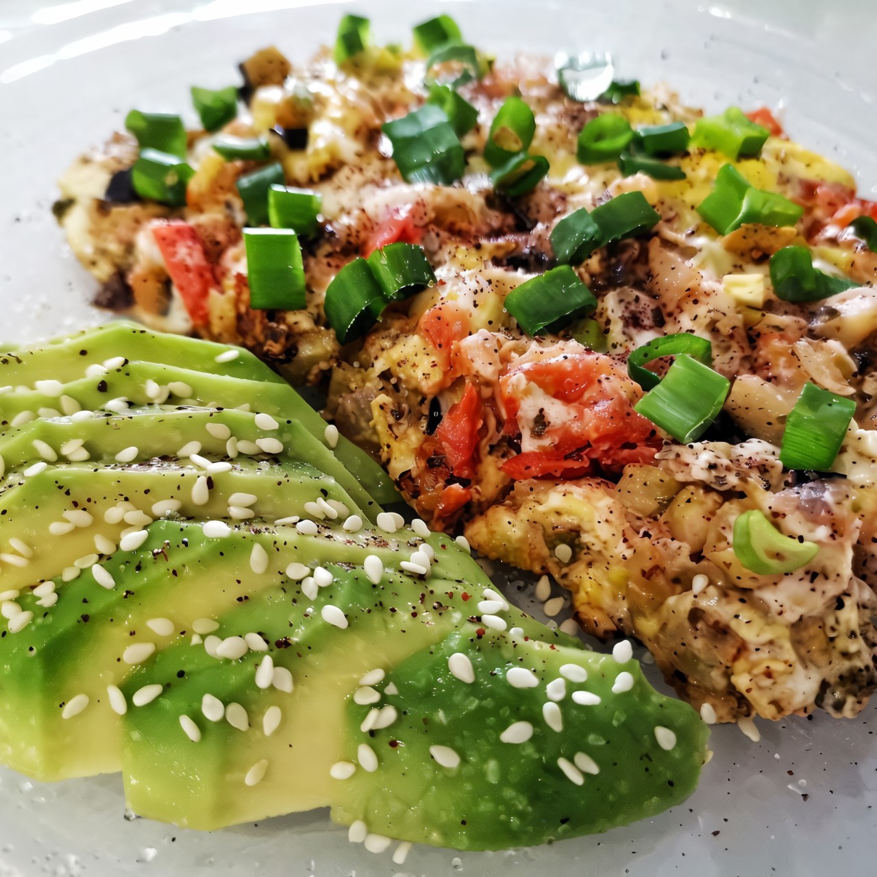 Яичница с тремя видами лука и овощами