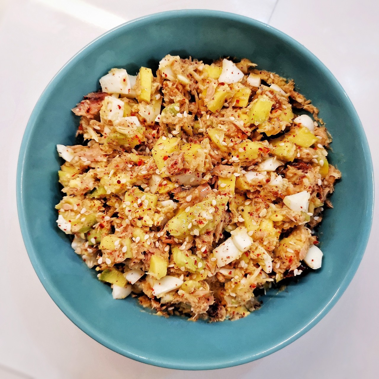 Яичный салат с тунцом и авокадо