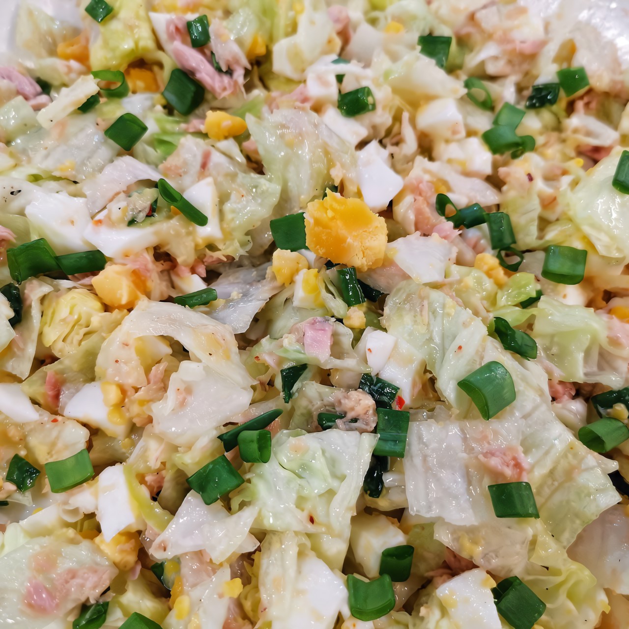 Яичный салат с тунцом и зеленью